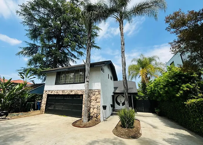 Charming Duplex Home In Sherman Oaks